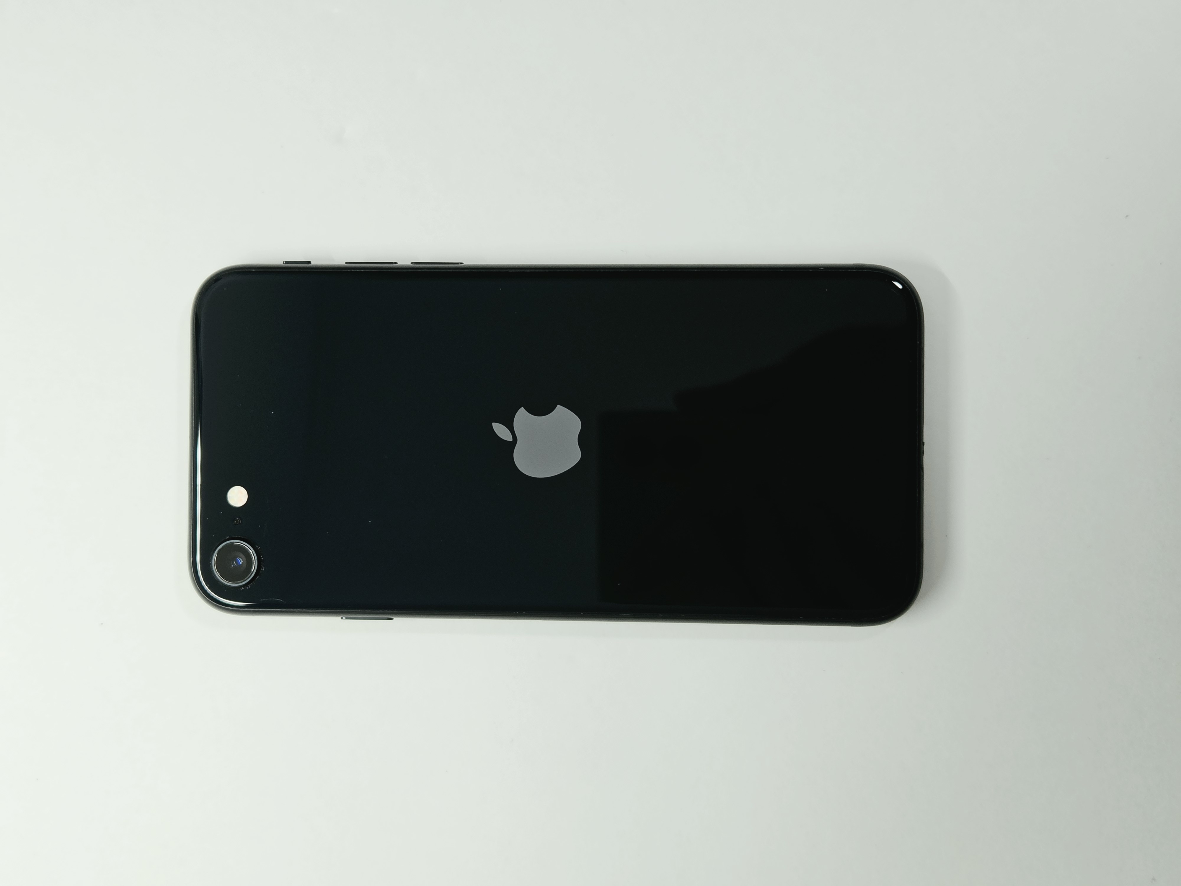 iPhone SE (2022) · Midnight · 64 GB · Used · Excellent · Battery Health: 89% — photo 1 of 4