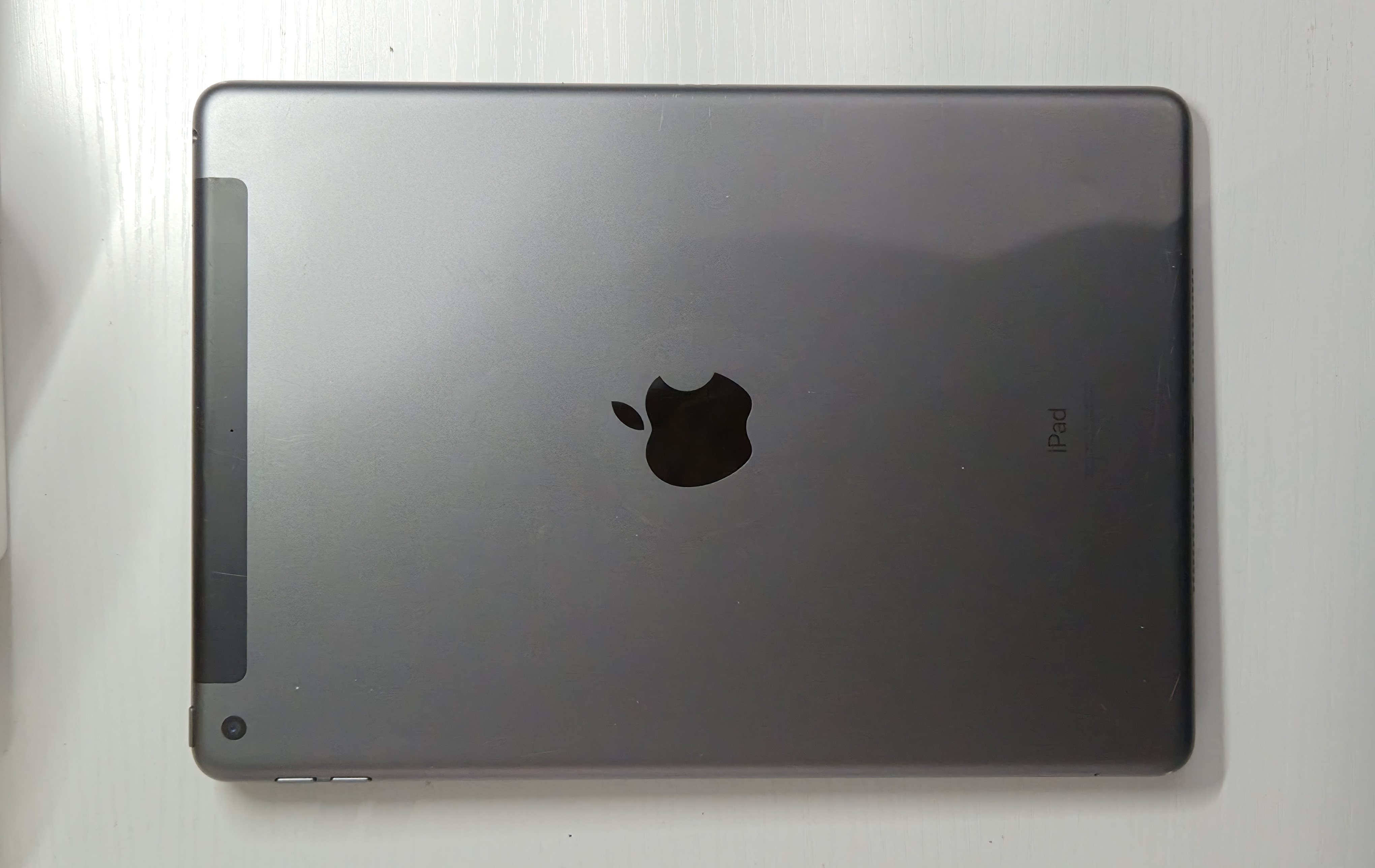 iPad (7th Generation) · Space Grey · 32 GB · Used · Excellent · Refurbished — photo 2 of 2
