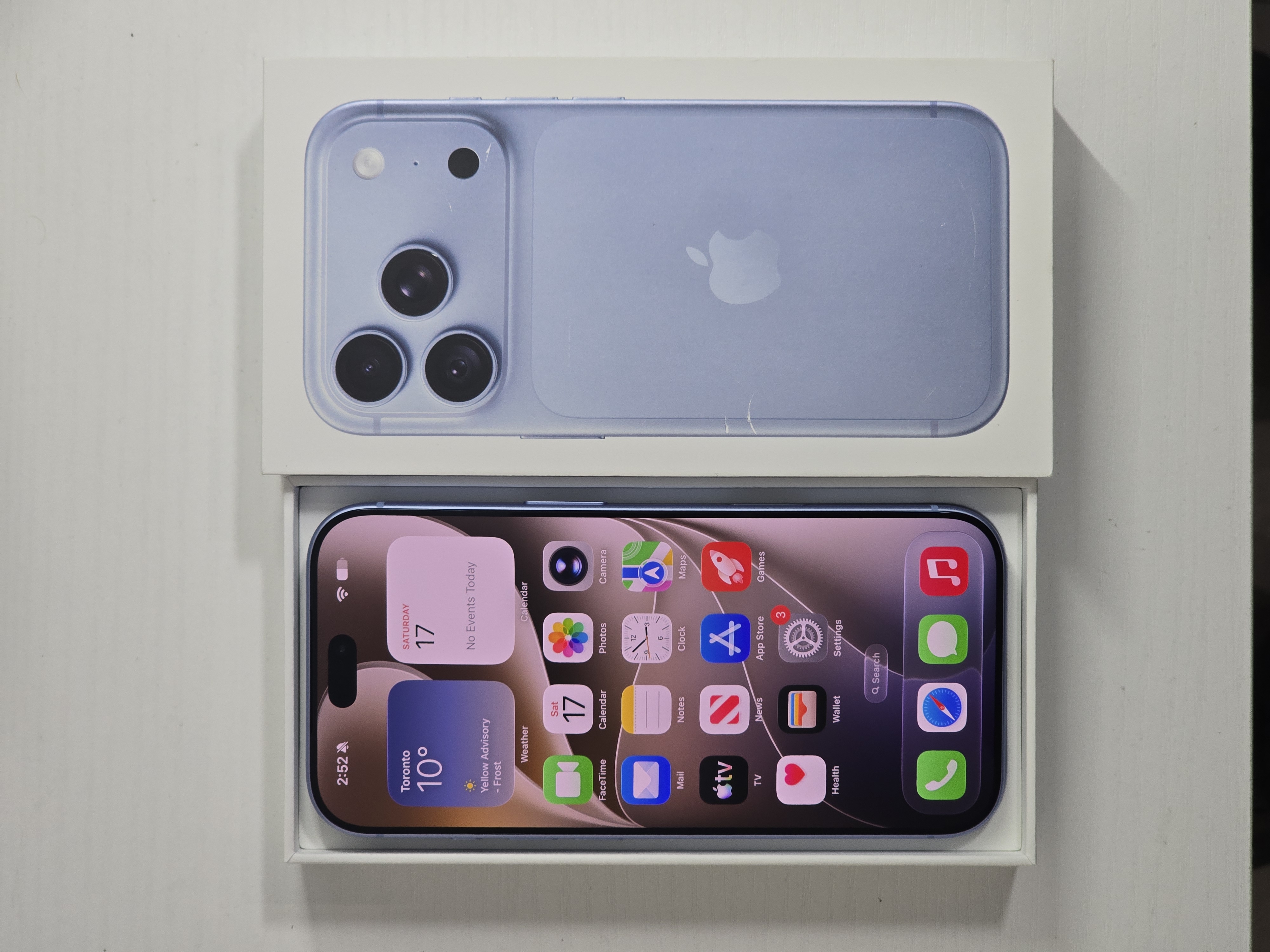 iPhone 18 Pro · Glacier · 256 GB · Used · Like New · Battery Health: 100% — photo 3 of 4