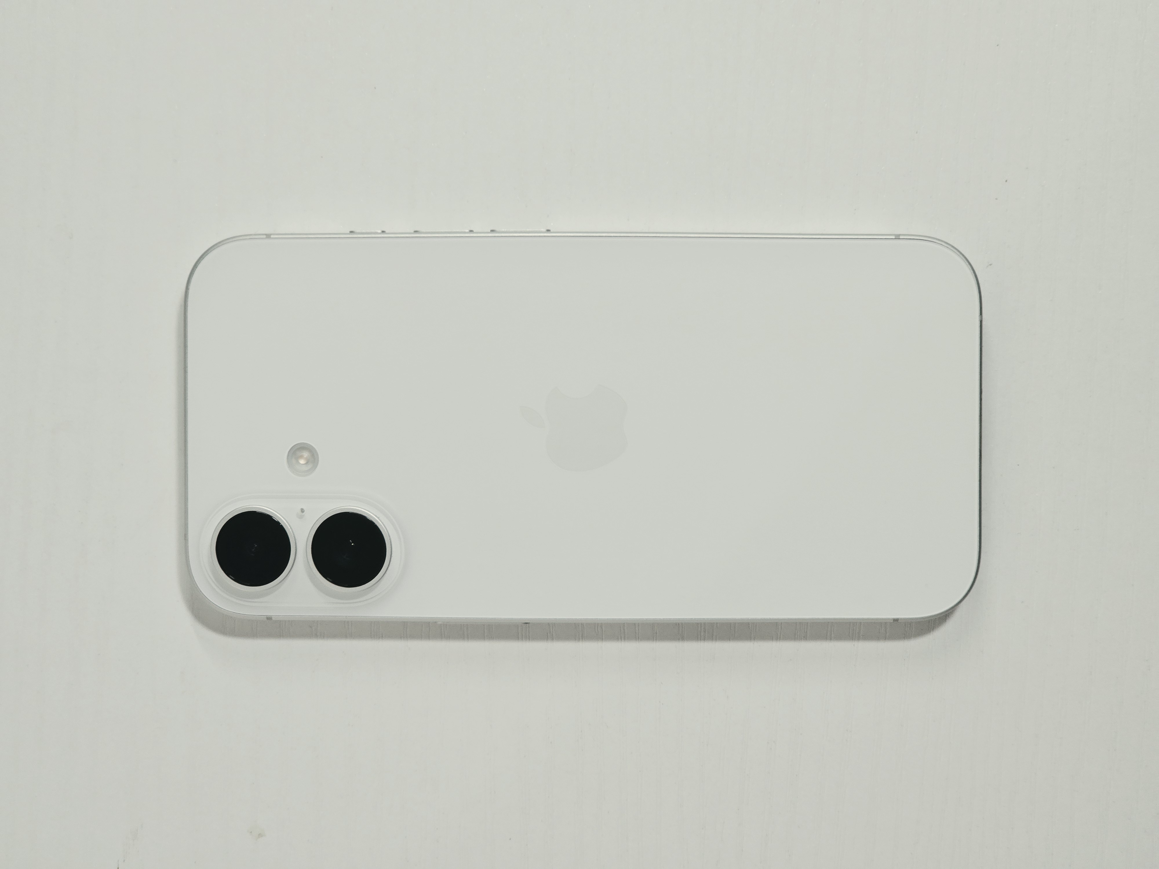 iPhone 16 · White · 128 GB · Used · Excellent · Battery Health: 86% — photo 1 of 4